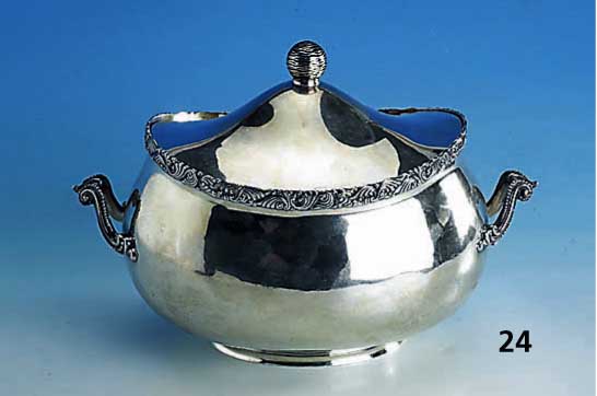 DeckelschÜssel, Amerika um 1930/35, 925er Silber, ca. 950 g, floral verziert, 2 Griffe, 20 x 28 x 18 cm