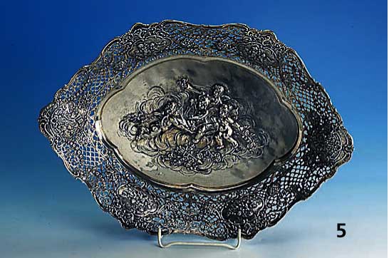 Anbietschale, deutsch um 1900, 800er Silber, reiche Durchbrucharbeit mit Putten- szene, aufwendige Arbeit, ca. 950 g, ca. 7 x 44 x 31 cm, wohl ...