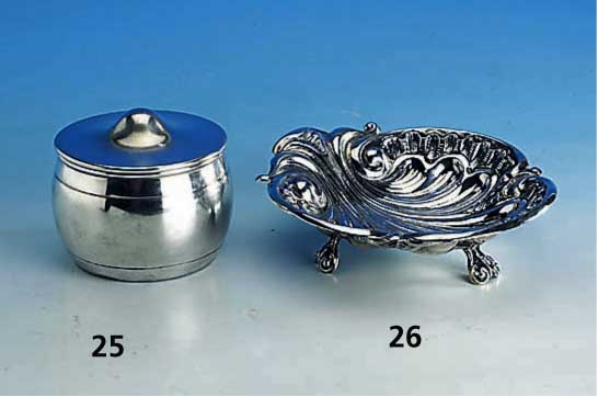 Deckeldose, deutsch um 1908/10, Silber gepr., in der Art von Riemerschmid, elgante Form, schÖner Jugendstilentwurf, ca. 305 g, verbeult, H ca. ...