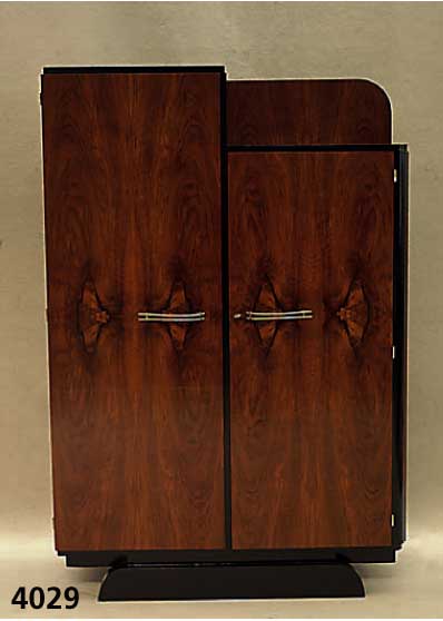 ArtDeco-Schrank, Frankreich, um 1920, kau- kasisch Nußbaum gespiegelt furniert, einige Elemente schwarz abgesetzt, kubistisch getrep- pter Aufbau, ...
