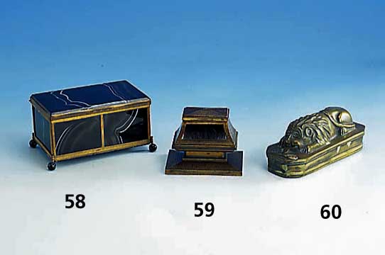 Deckeldose, Idar-Oberstein um 1880, Streifenonyx, Montierung Metall, 4 Onyxkugel- fÜße, vgl. Schmuckmuseum Idar-Oberstein, ca. 7 x 13 x 8.5 cm