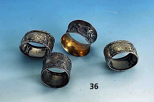 Konvolut 4 Serviettenringe, ab 1900, 1 x reiner Jugendstil, WMF, Legierung I/0, Weinlaub- und Weintraubendekor, teilvergol- det, D ca. 5.2 cm, ...