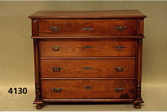GrÜnderzeitkommode, deutsch, um 1880, Kirschholz massiv, vier Schubladen, die obere verzogen, die unteren 3 flankiert von gedrech- selten ...