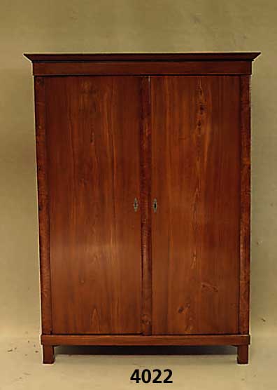 Biedermeierschrank, deutsch, um 1850, Ulme massiv, Lisenen und Schlagleiste mit Ulmen- wurzelfurnier, zweitÜrig, zerlegbar, seitlich obere ...