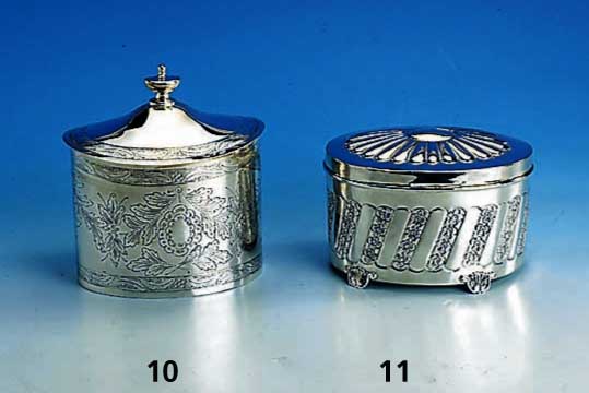 Deckeldose, 925er Silber, Deckel mit Scharnier, floral verziert, Kartuschen fÜr Monogr. frei, innenvergoldet, ca. 545 g, ca. 17 x 15 x 11 cm