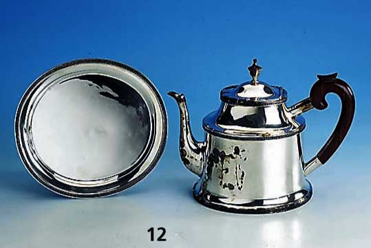 Kaffee-/Teekanne auf Tablett, 925er Silber, Perlleisten- und stil. MÄanderverzierung, Deckel mit Scharnier, Kannengriff Holz, z.T. Treibarbeit, ...