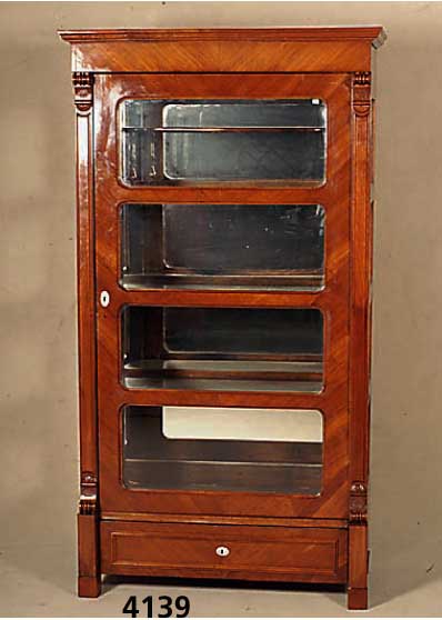 Vitrine, mitteldeutsch, um 1840/50, Korpus Weichholz, Kirschbaumfurnier z.T. Kirschbaum- wurzel gespiegelt, Lisenen und Veluten aus dem Vollholz, ...