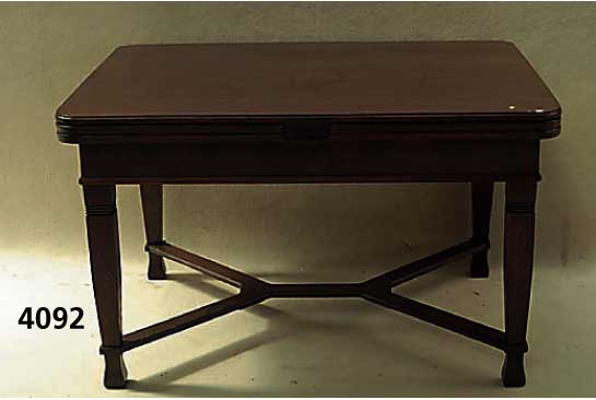 Großer Ausziehtisch, deutsch, um 1910, Eiche massiv, Eichefurnier, Korpus Weichholz, seitlich 2-fach ausziehbar, restauriert, wohn- fertig, ca. ...
