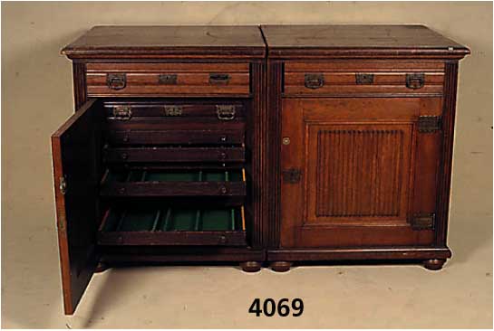 Buffetdoppelschrank, wohl Kopenhagen, um 1900/ 10, auf Rahmen gearbeitet, z.T. Eiche massiv , Eichefurnier, Front z.T. klassizistisch mit breiter ...