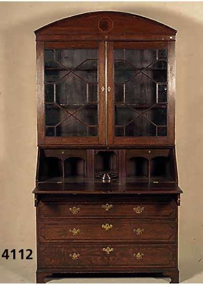 AufsatzsekretÄr, England, um 1820, George III, Eiche massiv, Oberteil mit versprossten GlastÜren, geschwungenes Kopfteil, Unterteil mit mehreren ...