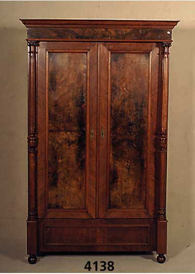 GrÜnderzeitschrank, deutsch, um 1880, Korpus Weichholz, Wurzelnußfurnier gespiegelt, z.T. auf Rahmen gearbeitet, Front stark gegliedert, ...