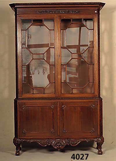 Vitrinenschrank, deutsch, um 1910, Sheraton- stil mit Chippendaleelementen, Nußbaum massiv, Nußbaumfurnier, Oberteil Front und Seiten versprosst ...