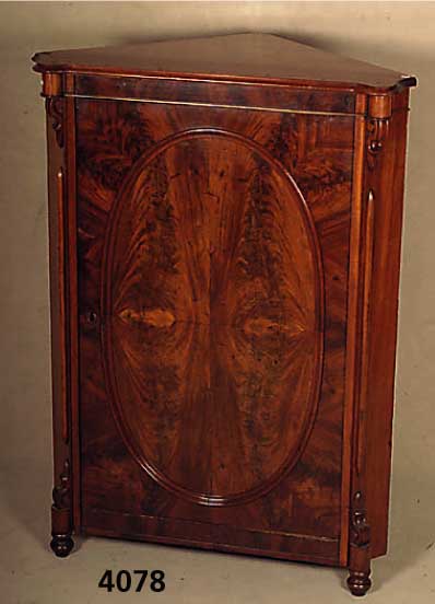 Eckschrank, norddeutsch, um 1840/60, Louis Philippe, Korpus Eiche und Weichholz, Pyrami- denmahagonifurnier, eine TÜr mit doppelt ge- spiegeltem ...