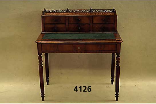 Damenschreibtisch, deutsch, um 1870, Korpus Weichholz, Mahagonifurnier, im Oberteil mehre- re Schubladen, mit Galerieabschluß, auszieh- bare ...