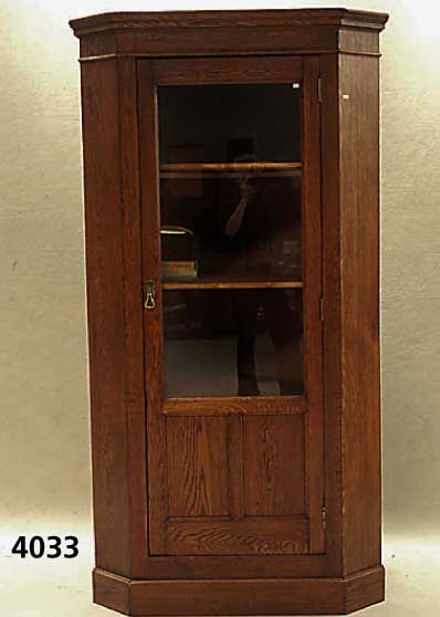 Eckschrank, deutsch, um 1900, Eiche massiv, TÜr auf Rahmen gearbeitet, Leisten einfach ge- treppt, schÖner harmonischer Aufbau, TÜr ver- glast, ...