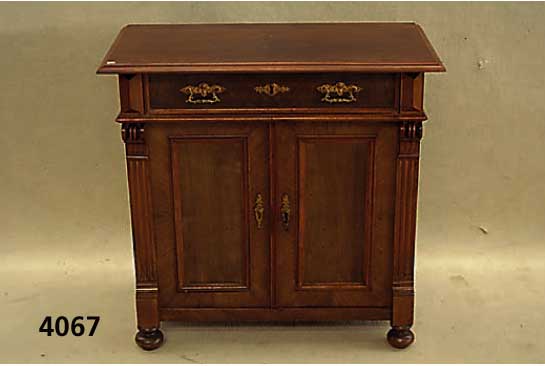 Halbschrank, deutsch, um 1880/90, GrÜnder- zeit, Korpus Weichholz, Wurzelfurnier, z.T. gespiegelt, auf Rahmen gearbeitet, aufgesetzte Leisten, ...