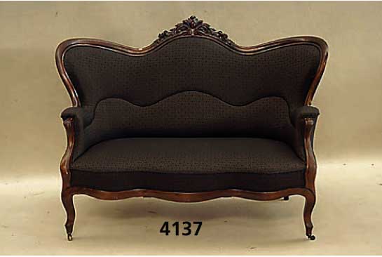 Sofa, deutsch, um 1860, Nußbaum massiv, mahagonifarben, Louis Philippe, geschwungen, in Schmetterlingsform, mittig eine Krone, dackelbeinige ...