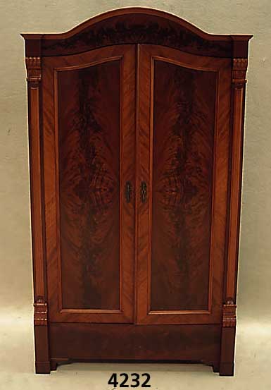 Schrank, deutsch, um 1870, Korpus Weichholz, Pyramidenmahagonifurnier, auf Rahmen gearbei- tet, geschwungener Kopf, mit mehrfach ge- schwungener ...