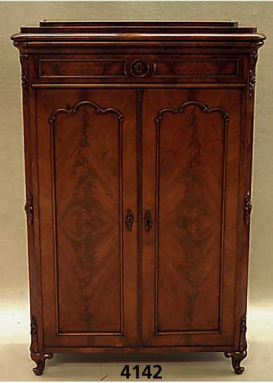 Schrank, deutsch, um 1860, SpÄtbiedermeier, Korpus Weichholz, Mahagonifurnier, auf Rahmen gearbeitet, abgeschrÄgte Ecken, mit Schnitzer- ...
