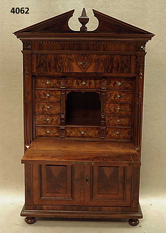 SchranksekretÄr, deutsch, um 1870, wohl Berlin, Korpus Weichholz, Front auf Rahmen ge- arbeitet, Nußbaumfurnier, z.T. gespiegelt, seitlich ...