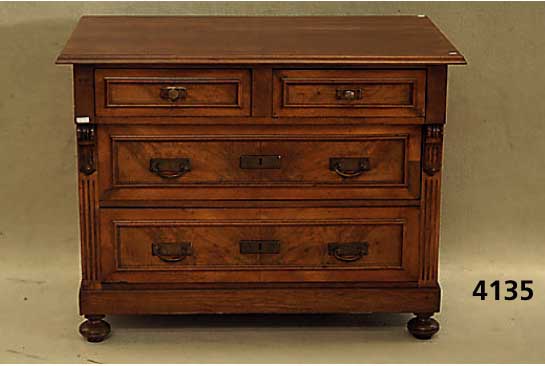 Kommode, deutsch, um 1870, Korpus Weichholz, Nußbaumfurnier, z.T. gespiegelt, original KugelfÜße, seitlich gerillt, Gebrauchsspuren, ca. ...
