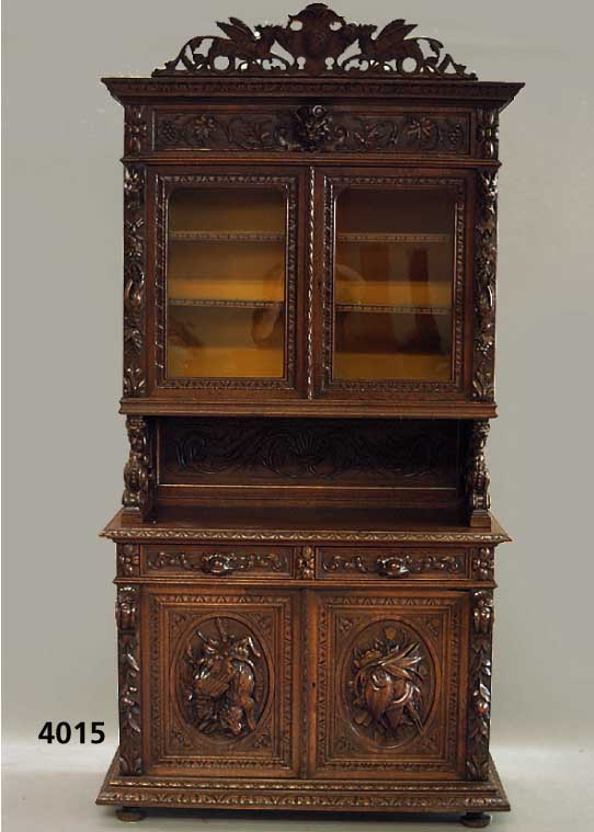 Aufsatzschrank, Frankreich, um 1870, Eiche massiv, aus dem Vollholz geschnitzte Tiere und BlÜten, mit Jagd- und floralen Motiven, Leiste mit ...