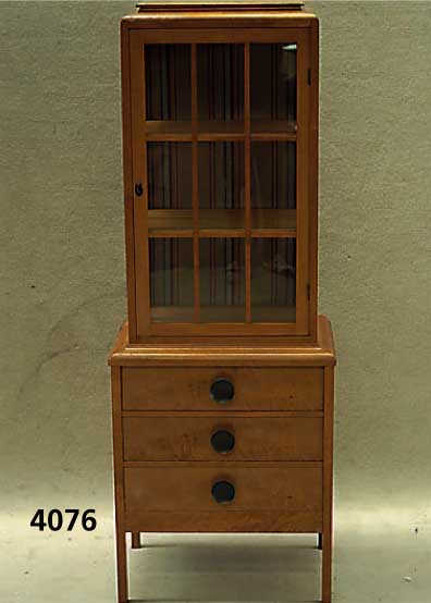 Sammlervitrine, deutsch, um 1925, wohl Dresdener WerkstÄtten, ArtDeco, Korpus Weich- holz, ausgesuchtes helles Birkefurnier, auf eckigen ...