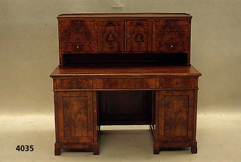 Aufsatzschreibtisch, deutsch, um 1860, wohl Berlin, Korpus Weichholz, auf Rahmen gearbei- tet, gespiegeltes Wurzelnußfurnier, sehr schÖnes Bild, ...