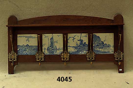 Wandgaderobe, Holland, um 1880, mit handge- malten Delfter-Kacheln, Eiche massiv, ca. 40x 78x10 cm