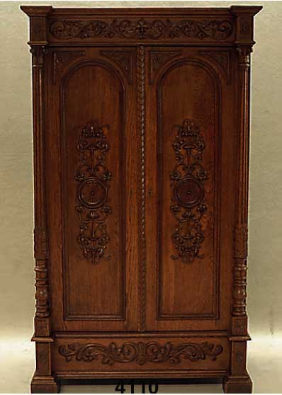 WÄscheschrank, deutsch, um 1870/80, Korpus Weichholz, Eichefurnier, aufgesetzte virtuose Schnitzereien im Barockstil, Kanten und Zier- leisten ...