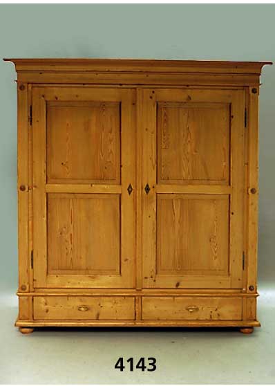 Weichholzschrank, deutsch, um 1870, Tanne, Kopfleiste doppelt getreppt, Seiten und TÜren mit DoppelfÜllungen, unten 2 Schubladen, original ...