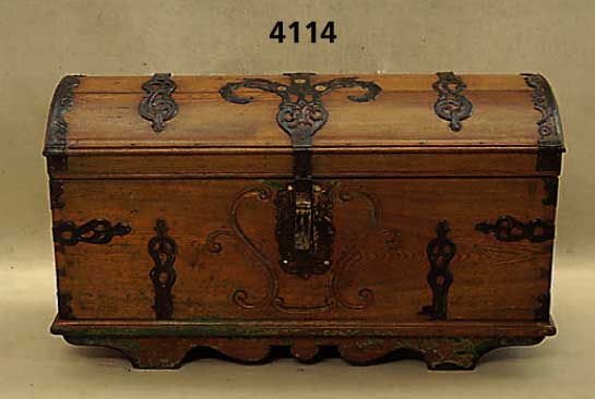 Runddeckeltruhe, mitteldeutsch, um 1790, wohl Rheinland, Eiche massiv, mit Schmiede- eisernen BeschlÄgen, Schloß original, innen mit ...