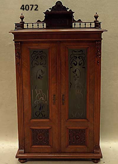 BÜcher- oder Mehrzweckschrank, deutsch, um 1880, wohl Berlin, GrÜnderzeit, Korpus Weichholz, Nußbaum, Wurzelnuß, auf Rahmen ge- arbeitet, ...