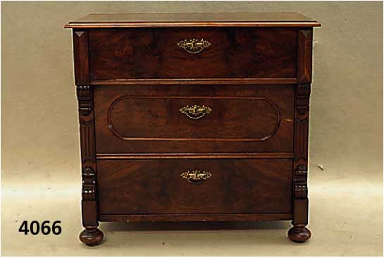 Kommode, deutsch, um 1880, GrÜnderzeit, Korpus Weichholz, auf Rahmen gearbeitet, Nuß- baumfurnier gespiegelt, original Politur, Lisenen gerillt ...