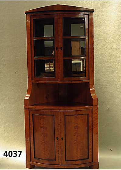 Eckvitrine, Biedermeierstil, Kirschbaum massiv, nach dem Vorbild von 1820/30, unter Verwendung alter Teile, Oberteil verglast, z.T. schwarz ...