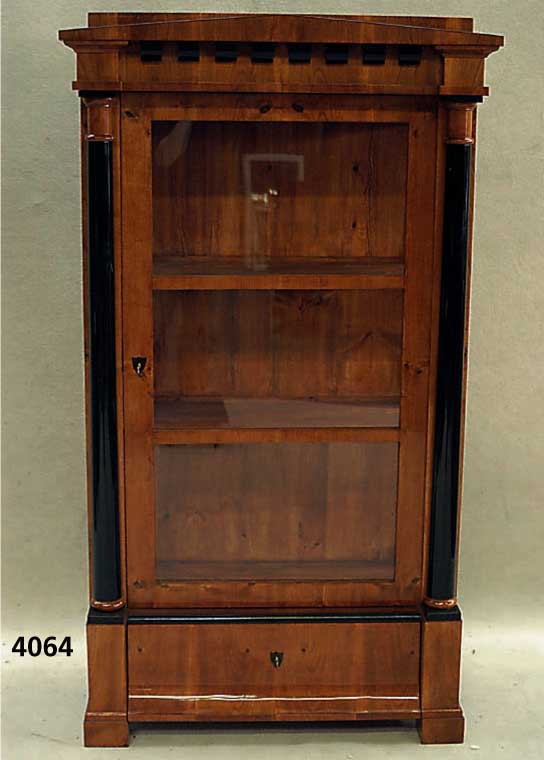Biedermeierstilvitrine, mitteldeutsch, im Stil von 1830, Korpus Weichholz, Kirschbaum- furnier, allseitig verglast, drei EinlgebÖden, RÜcken ...