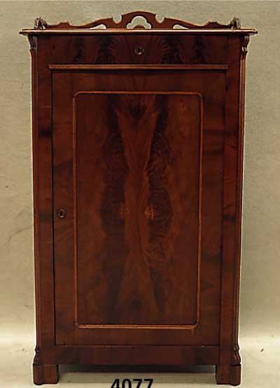 Vertiko, deutsch, um 1860, Korpus Weichholz, Mahagoni- bzw. Pyramidenmahagonifurnier, z.T. doppelt gespiegelt, leicht geschwungen, Seiten ...