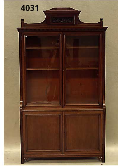 BÜcherschrank, England, um 1900, Jugenstil, Mahagoni massiv, Unterteil mit 2 TÜren, diese mit massiven FÜllungen, Oberteil zurÜcklaufend , mit ...
