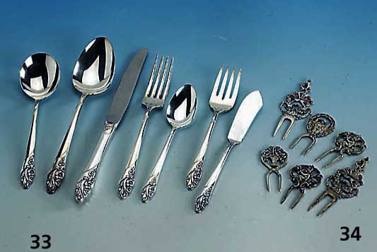 128-teiliges Besteck fÜr 18 Personen, Silber plated, USA um 1950, Model "Evening Star" mit BlÜtendekor in der Art des Jugentstils, an ...