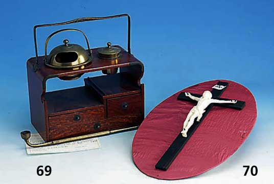 Kruzifix, Frankreich um 1870/80, Elfenbeinfigur auf Makasar, auf Stoff auf- gezogen, ca. 31 x 15.5 cm, vollplastische Jesus-Schnitzerei