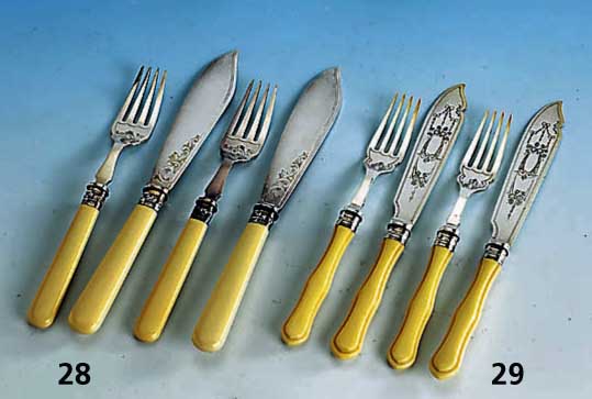 Besteck fÜr 6 Personen, England um 1900, Griffe Elfenbein, Manschetten Silber, Gebr.-Teile Metall, best. aus: 6 Messer und 6 Gabeln, im ...