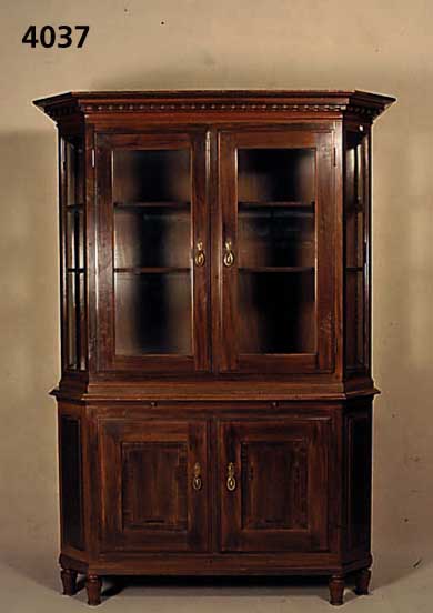 Renaissancestilschrank, Holland, Buche und Nußbaum massiv, Oberteil an Front und Seiten verglast, Unterteil mit sparsamer Verzierung an den ...