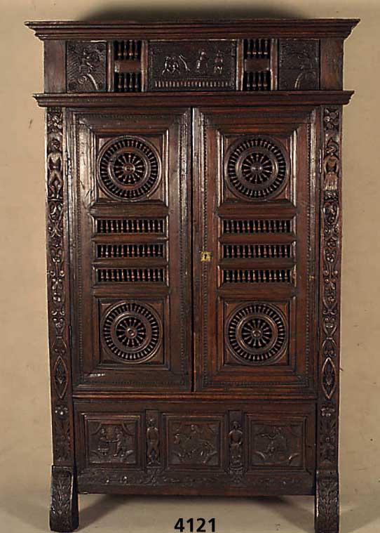 Bretonischer Schrank, Frankreich, datiert 1715 , oben rechts und links mit Musikanten dekoriert, mittig tanzendes Ehepaar, unten Musikant bzw. ...