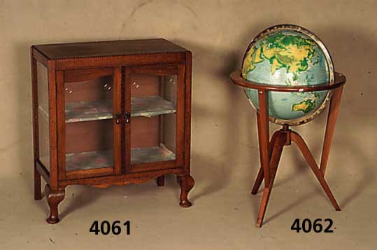 Globus, im Holzgestell, Holland, um 1950, Untergestell Mahagoni massiv, tyisch aus der Zeit, Globus leicht beschÄdigt, Sammlerobjekt, H. ca. 88 ...