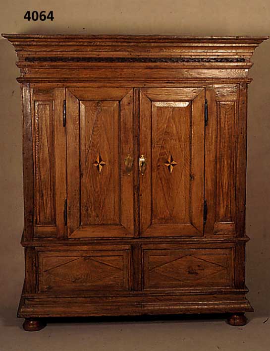 Bauernschrank, deutsch/Westfalen, um 1800, Eiche massiv, Front, Kopf und Fuß auf Rahmen gearbeitet, aufgesetzte Leisten, 3- bzw. 4- fach getreppt ...