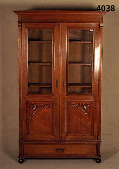 BÜcherschrank, deutsch, um 1900, Korpus Weichholz, Eiche- und Nußbaumfurnier, Inlets abstrakt floral, aus dem Vollholz geschnitzt, Lisenen ...