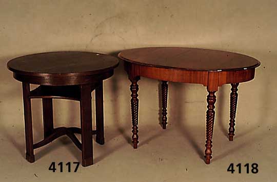 Ovaler Tisch, mitteldeutsch, um 1870, Platte Mahagoni massiv, Gestell Weichholz, Mahgoni- furnier, Zarge Pyramidenmahagonifurnier, ge- drechselte ...