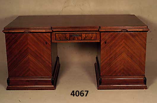 ArtDeco-Schreibtisch, deutsch, um 1920, Korpus Weichholz, Eiche und Buche, Palisander- und kaukasisch Nußbaumfurnier, Innenleben ...
