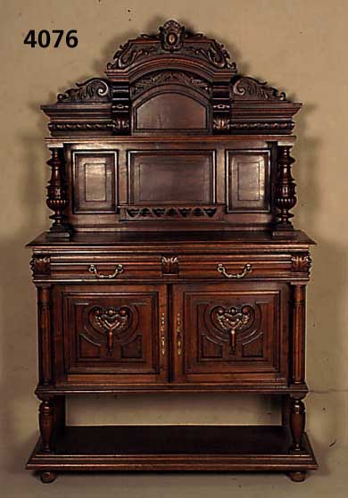 Anrichte mit Prunkaufsatz, Frankreich, um 1870 , Nußbaum massiv, Front mit klassizistischen SÄulen, z.T. freistehend, Inlets kassettiert, mit ...