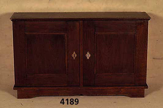 Kleine Anrichte, deutsch, um 1900, Eiche massiv, 2-tÜrig, Inlets aus dem Vollholz, aus altem Holz gefertigt, praktisches MÖbel, ca. 70x115x31 cm